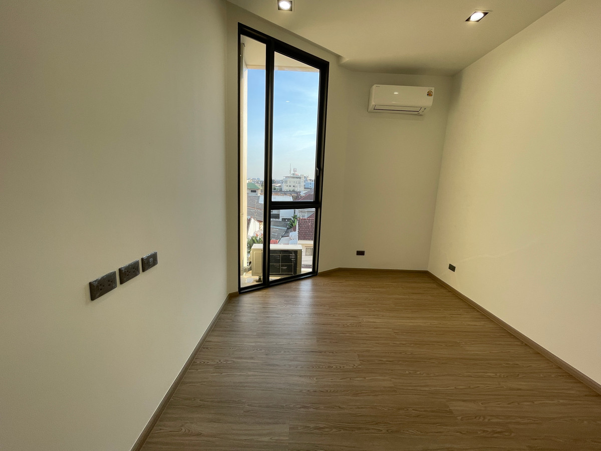 ขายทาวน์โฮมลาดพร้าว101 แฮปปี้แลนด์ : ขาย THER ลาดพร้าว 93 ทาวน์โฮม Luxury 3.5 ชั้น ใกล้รถไฟฟ้าเพียง 650 ม. โดดเด่น ฟังก์ชันครบ พร้อม Double Volume สูงโปร่ง และส่วนกลางระดับโรงแรม 5 ดาว