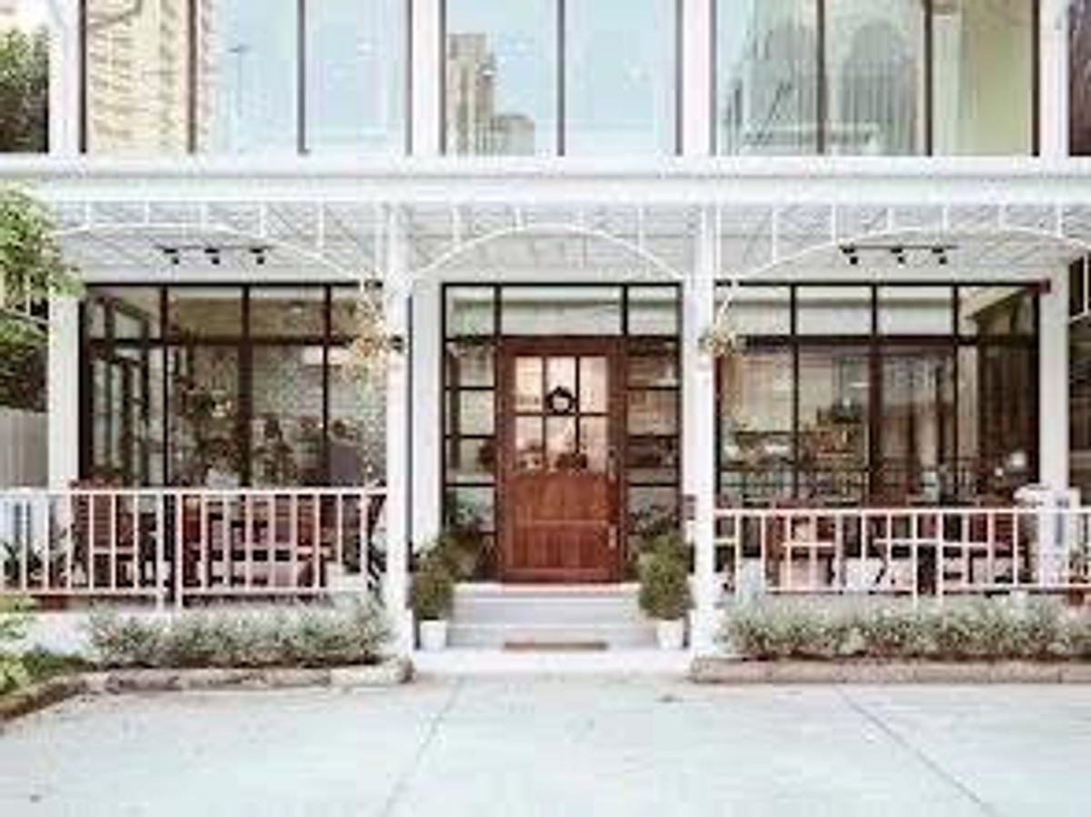 ให้เช่าอาคารพาณิชย์สุขุมวิท อโศก ทองหล่อ : 📌For rent📌

Commercial buildings 

✅Details 
อาคาร 2 ชั้น 200 ตรม.

ชั้นแรกด้านในอาคาร มีห้องครัวร้อน เย็น ห้องเก็บของ ห้องน้ำ counter ขายของ 
ที่นั่ง indoor ได้ 2 จุด outdoor 1 จุด 

ชั้นสองจะมีห้องน้ำ และโต๊ะพร้อมที่นั่ง
จอดรถได้ 3 คัน

📍ใกล้ถนนใหญ่ 