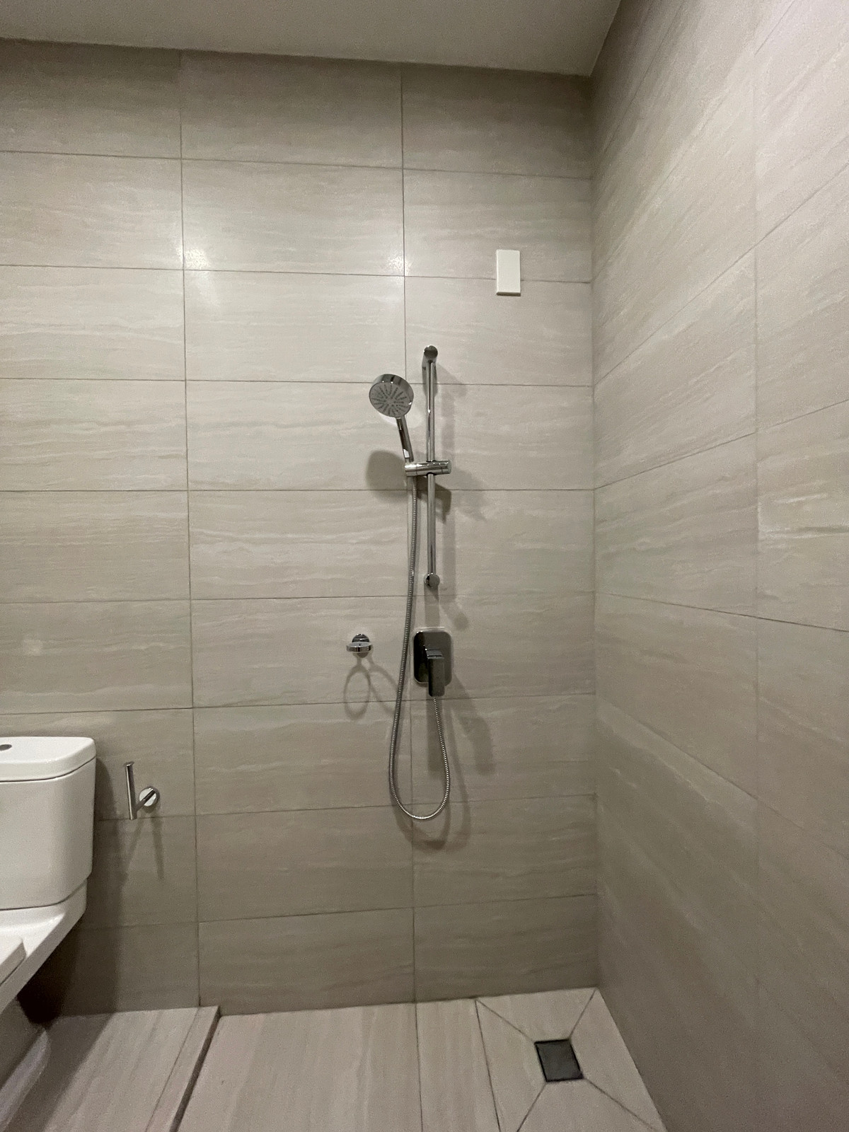 ขายทาวน์โฮมลาดพร้าว101 แฮปปี้แลนด์ : ขาย THER ลาดพร้าว 93 ทาวน์โฮม Luxury 3.5 ชั้น ใกล้รถไฟฟ้าเพียง 650 ม. โดดเด่น ฟังก์ชันครบ พร้อม Double Volume สูงโปร่ง และส่วนกลางระดับโรงแรม 5 ดาว