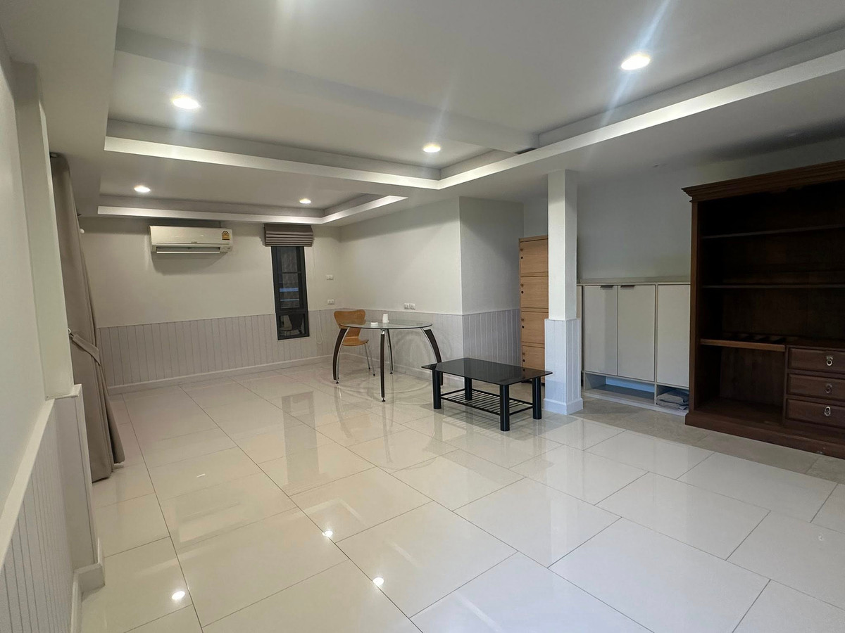 For RentHouseSukhumvit, Asoke, Thonglor : Detached house for rent  Sukhumvit Ekamai ( SPSEVE1698 )