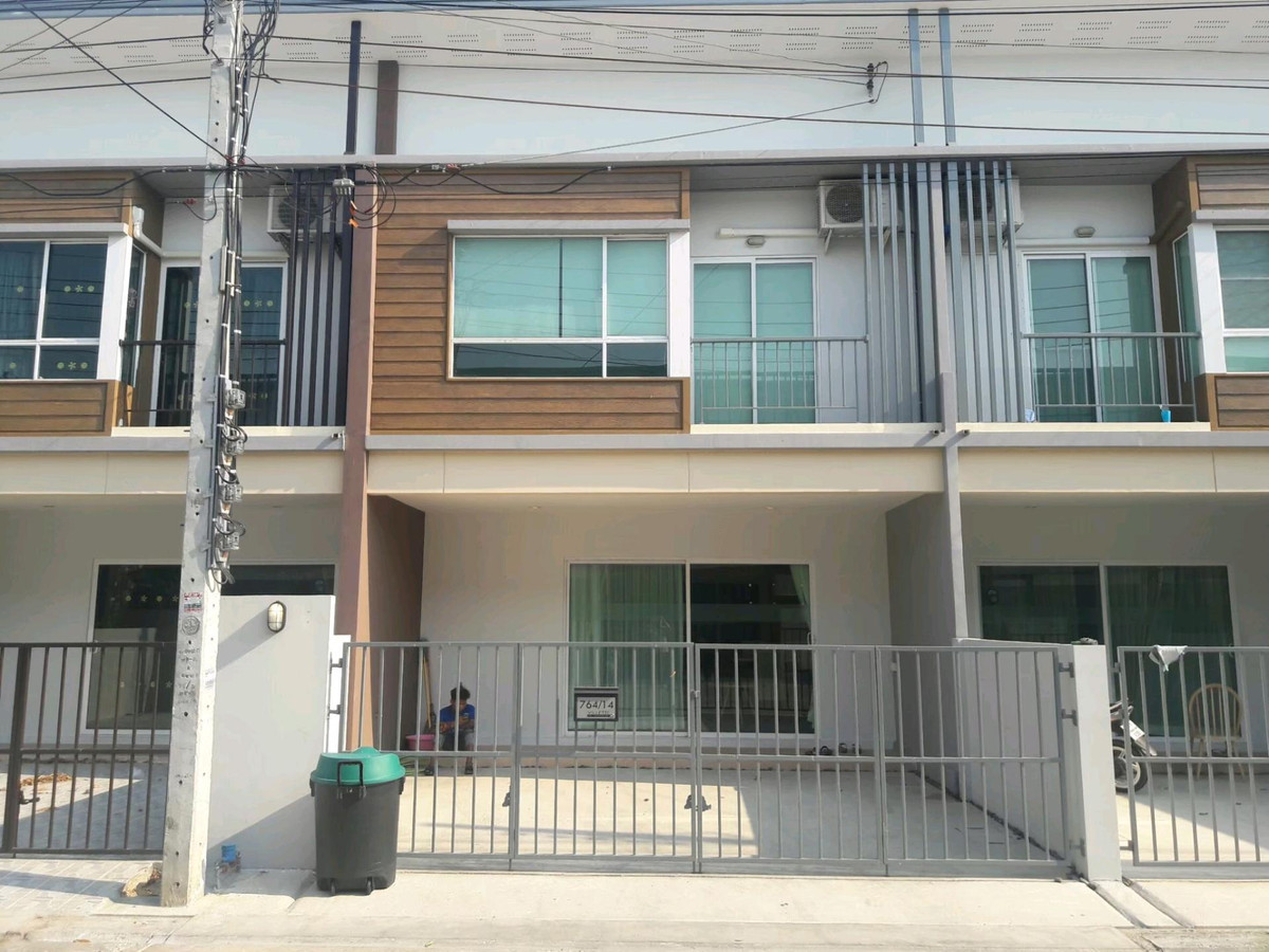 For RentTownhomePattanakan, Srinakarin : 💥CP-10166💥 Townhouse for rent at Villette Lite Pattanakarn 38 project. 👉Add Line @rangrak