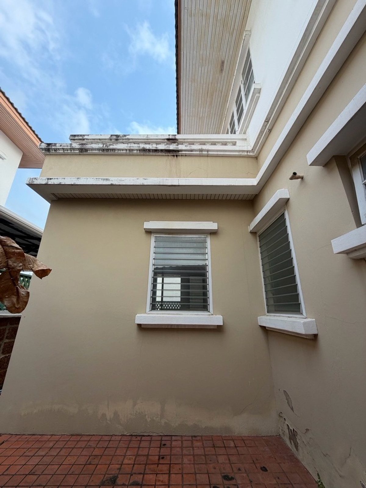 For SaleHouseSamut Prakan,Samrong : Ladawan Srinakarin Large detached house for sale The entrance is next to the main road. Next to the entrance and exit of Sri Dan Station.