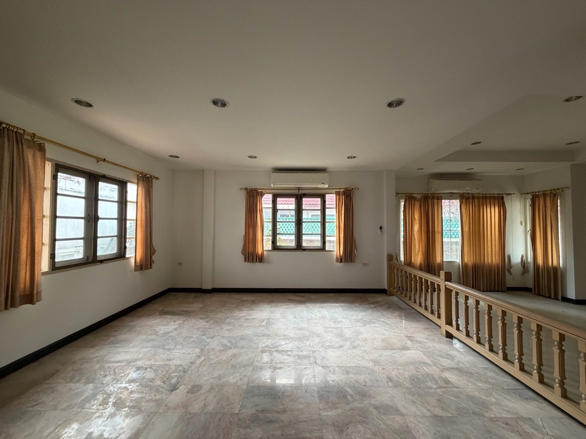 For SaleHouseSamut Prakan,Samrong : Ladawan Srinakarin Large detached house for sale The entrance is next to the main road. Next to the entrance and exit of Sri Dan Station.