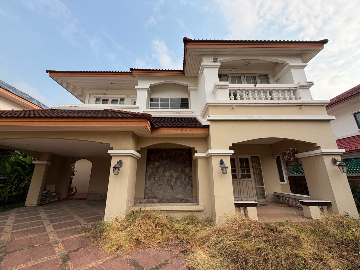 For SaleHouseSamut Prakan,Samrong : Ladawan Srinakarin Large detached house for sale The entrance is next to the main road. Next to the entrance and exit of Sri Dan Station.