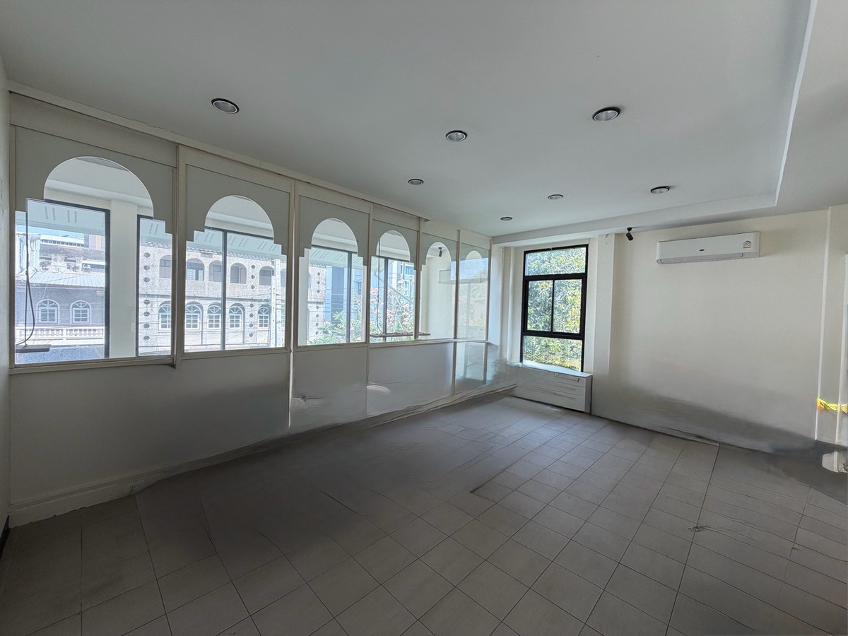 For RentShop HouseSukhumvit, Asoke, Thonglor : Cafe-Style 2-Storey Commercial Building for Rent in Ekkamai Near Sukhumvit Road, 200 sq.m.