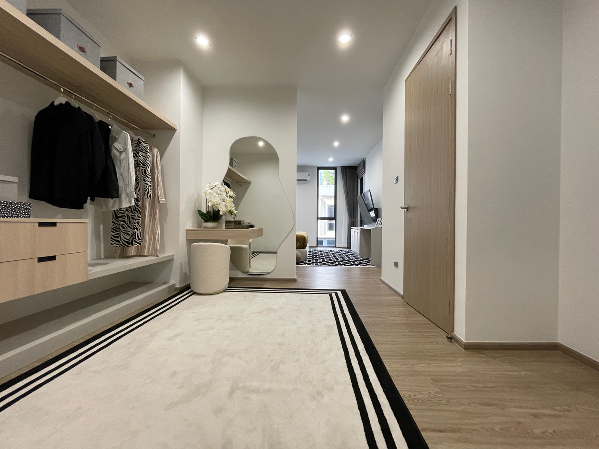 ขายทาวน์โฮมลาดพร้าว101 แฮปปี้แลนด์ : ขาย THER ลาดพร้าว 93 ทาวน์โฮม Luxury 3.5 ชั้น ใกล้รถไฟฟ้าเพียง 650 ม. โดดเด่น ฟังก์ชันครบ พร้อม Double Volume สูงโปร่ง และส่วนกลางระดับโรงแรม 5 ดาว