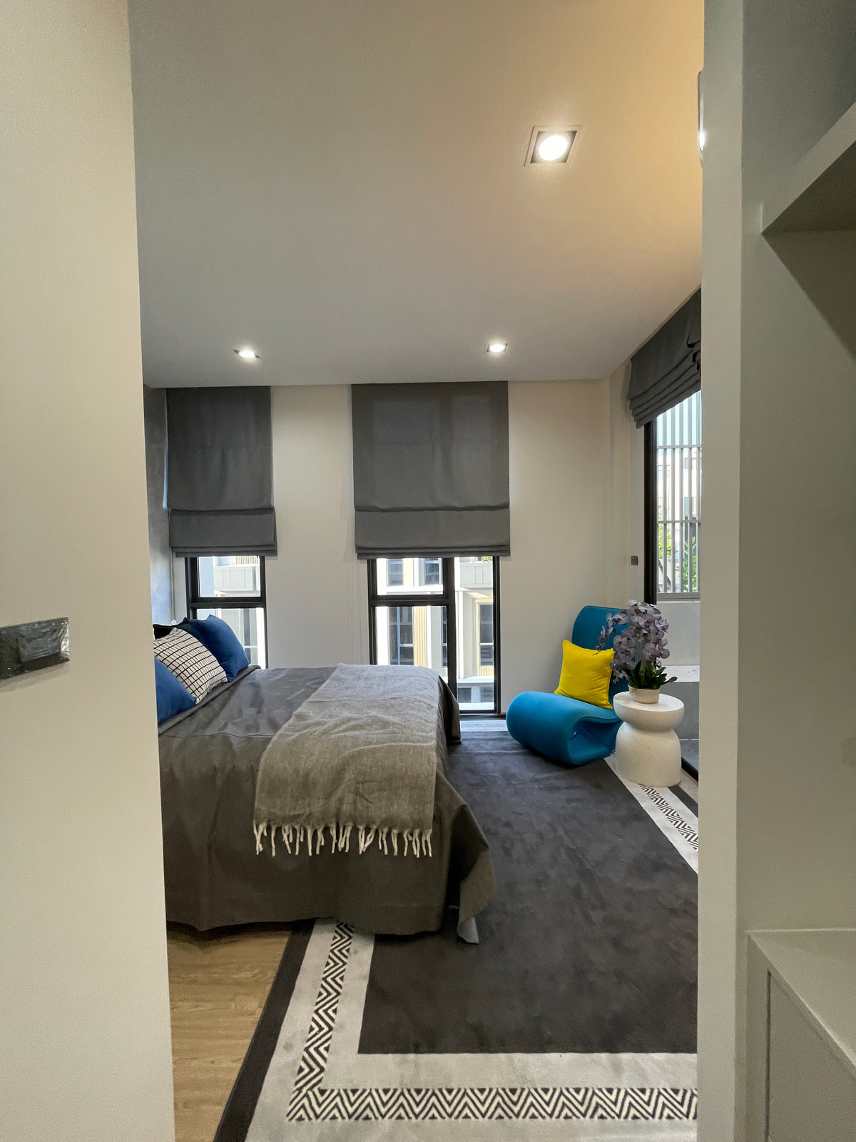 ขายทาวน์โฮมลาดพร้าว101 แฮปปี้แลนด์ : ขาย THER ลาดพร้าว 93 ทาวน์โฮม Luxury 3.5 ชั้น ใกล้รถไฟฟ้าเพียง 650 ม. โดดเด่น ฟังก์ชันครบ พร้อม Double Volume สูงโปร่ง และส่วนกลางระดับโรงแรม 5 ดาว