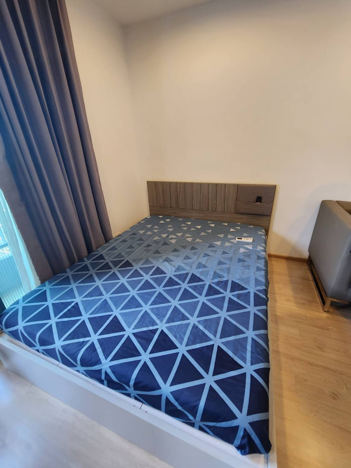 For RentCondoThaphra, Talat Phlu, Wutthakat : For rent Ideo Wutthakat (Ideo wutthakat), next to BTS Wutthakat, 110 meters, including furniture + 31 sq m., only 10,000 baht.