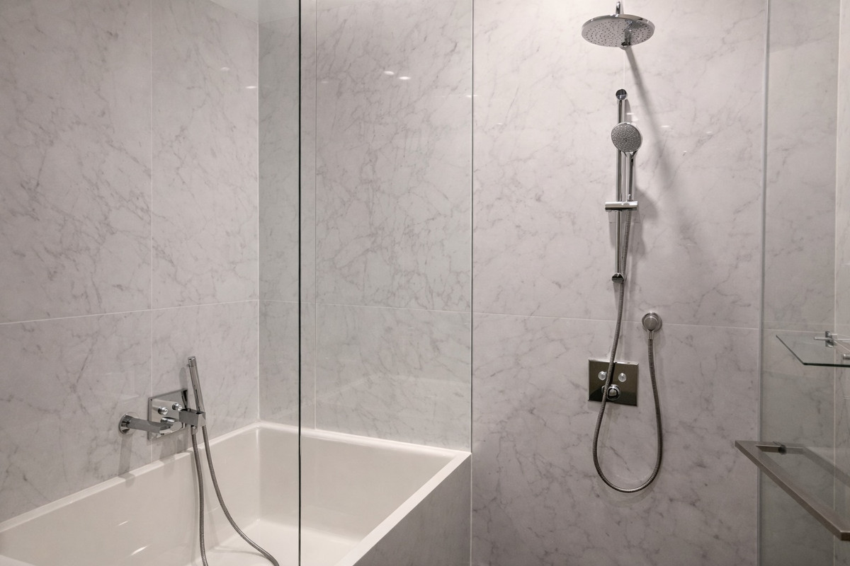 For RentCondoKhlongtoei, Kluaynamthai : 🔥 Rare Unit! Large room for rent, Siamese Exclusive 42, near BTS Ekkamai, only 130 m.