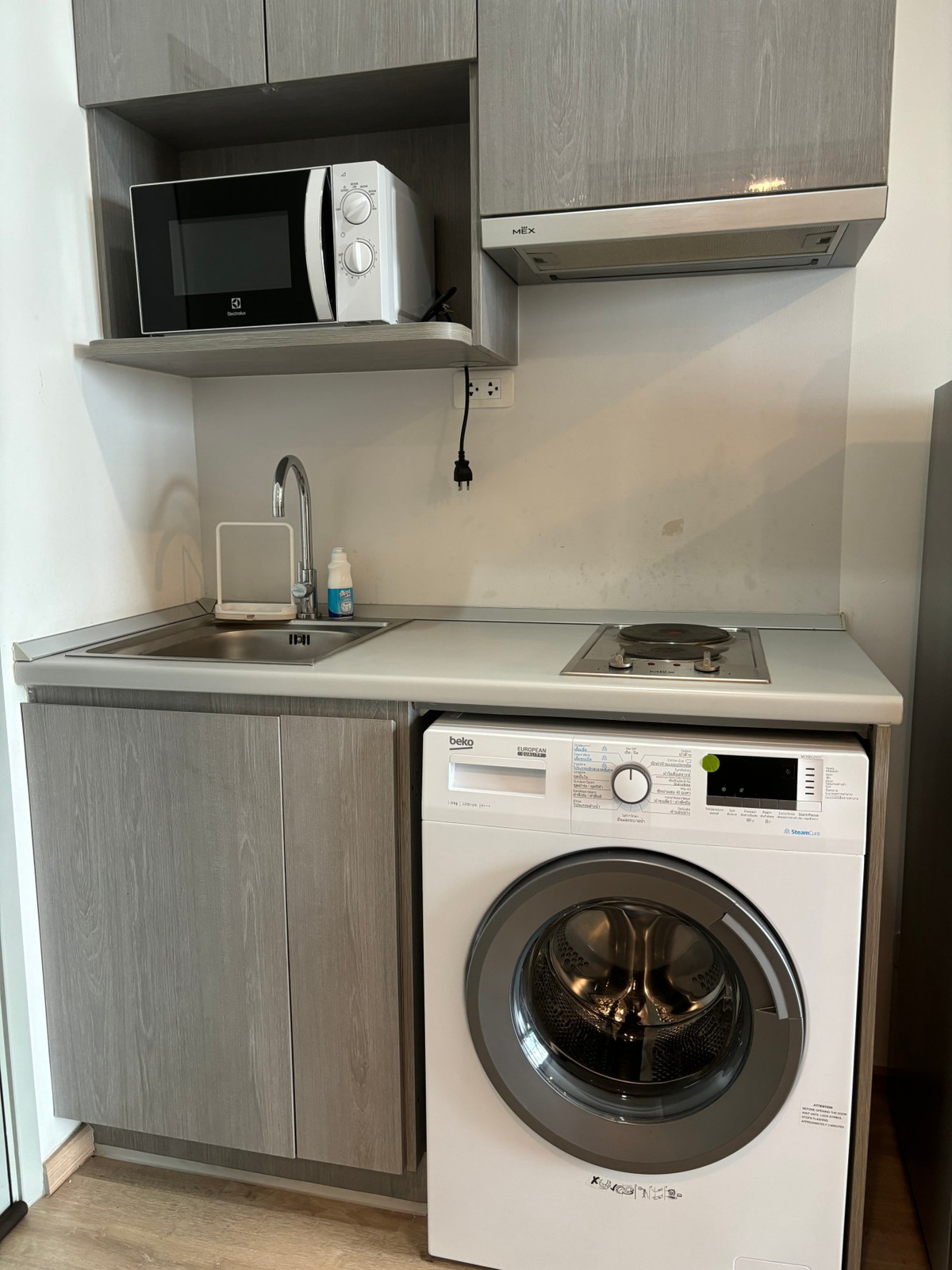 For RentCondoThaphra, Talat Phlu, Wutthakat : For rent Ideo Wutthakat (Ideo wutthakat), next to BTS Wutthakat, 110 meters, including furniture + 31 sq m., only 10,000 baht.