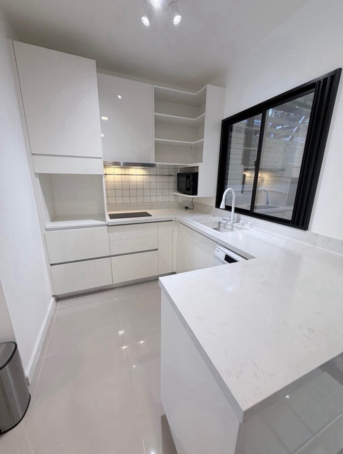 For RentHome OfficePattanakan, Srinakarin : New house for rent, Patio Srinakarin Rama 9, Patio Srinakarin - Rama 9 (Krungthep Kreetha), town home office, 3 floors, golf course view, 3 bedrooms, 3 bathrooms, price 50,000 baht, near Krungthep Kreetha golf course.