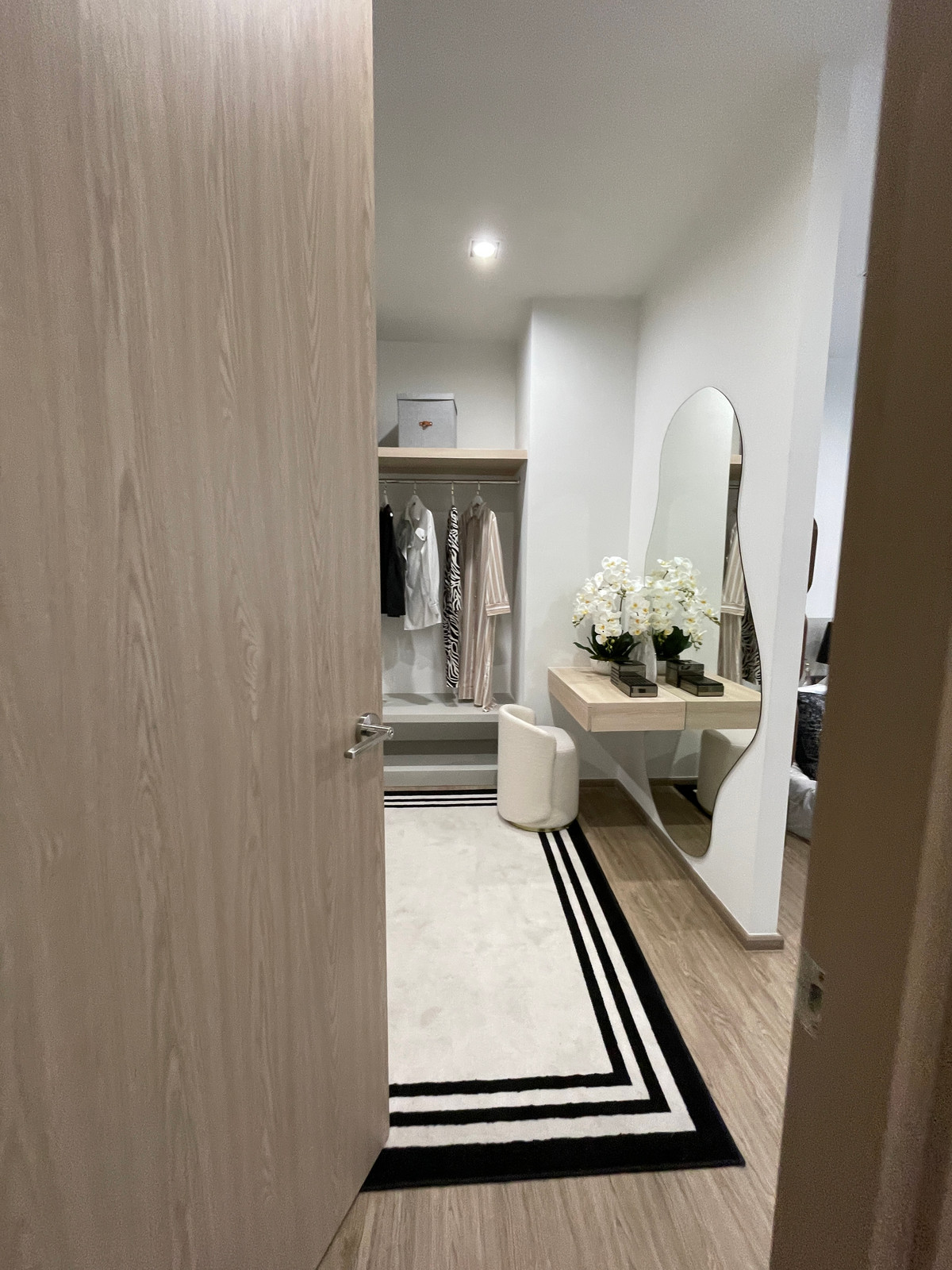 ขายทาวน์โฮมลาดพร้าว101 แฮปปี้แลนด์ : ขาย THER ลาดพร้าว 93 ทาวน์โฮม Luxury 3.5 ชั้น ใกล้รถไฟฟ้าเพียง 650 ม. โดดเด่น ฟังก์ชันครบ พร้อม Double Volume สูงโปร่ง และส่วนกลางระดับโรงแรม 5 ดาว