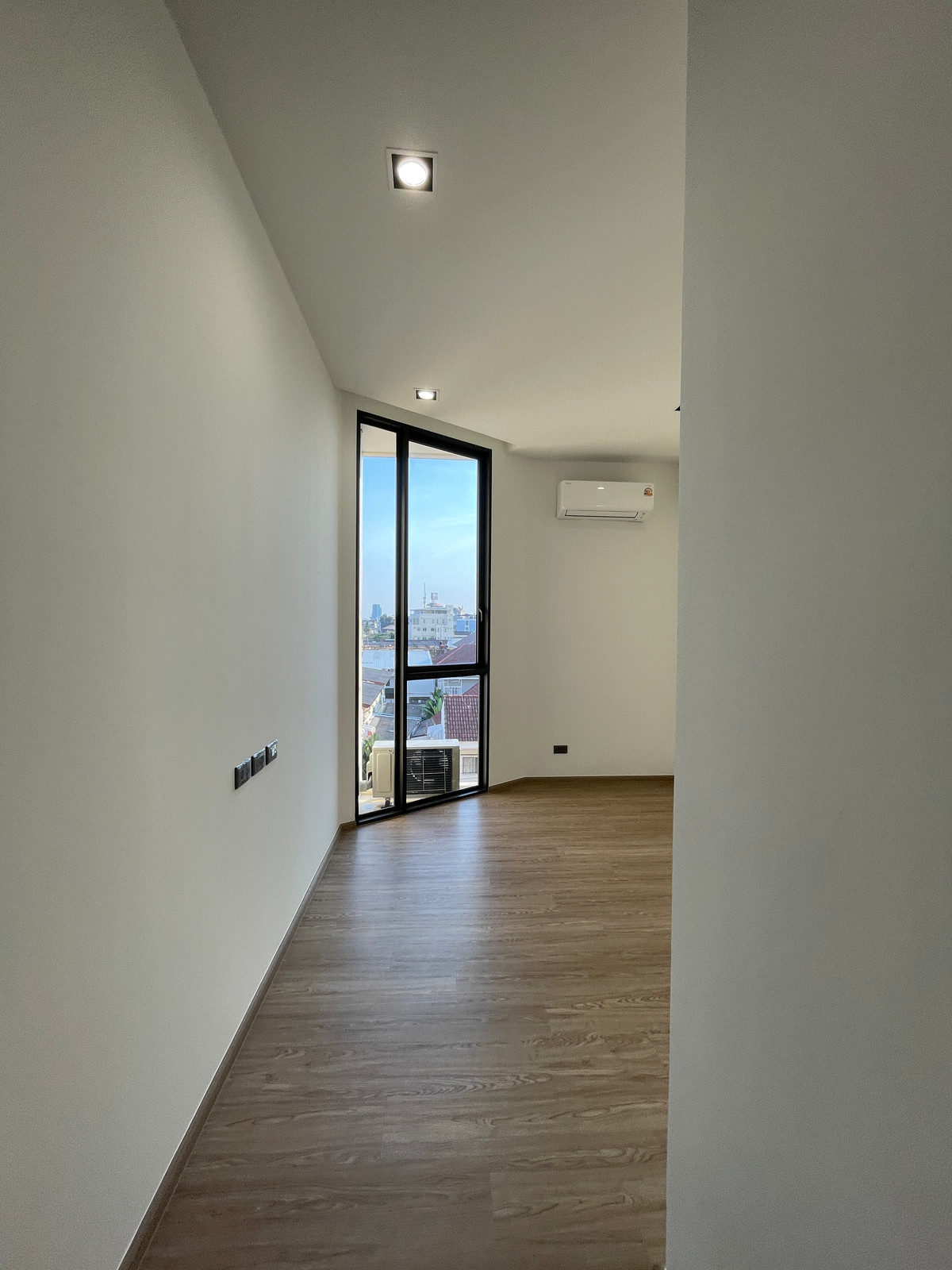 ขายทาวน์โฮมลาดพร้าว101 แฮปปี้แลนด์ : ขาย THER ลาดพร้าว 93 ทาวน์โฮม Luxury 3.5 ชั้น ใกล้รถไฟฟ้าเพียง 650 ม. โดดเด่น ฟังก์ชันครบ พร้อม Double Volume สูงโปร่ง และส่วนกลางระดับโรงแรม 5 ดาว