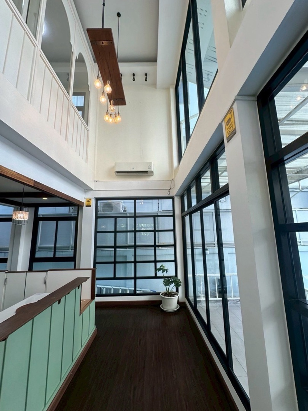 For RentShop HouseSukhumvit, Asoke, Thonglor : Cafe-Style 2-Storey Commercial Building for Rent in Ekkamai Near Sukhumvit Road, 200 sq.m.