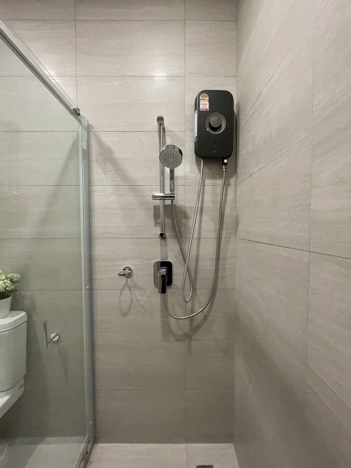 ขายทาวน์โฮมลาดพร้าว101 แฮปปี้แลนด์ : ขาย THER ลาดพร้าว 93 ทาวน์โฮม Luxury 3.5 ชั้น ใกล้รถไฟฟ้าเพียง 650 ม. โดดเด่น ฟังก์ชันครบ พร้อม Double Volume สูงโปร่ง และส่วนกลางระดับโรงแรม 5 ดาว