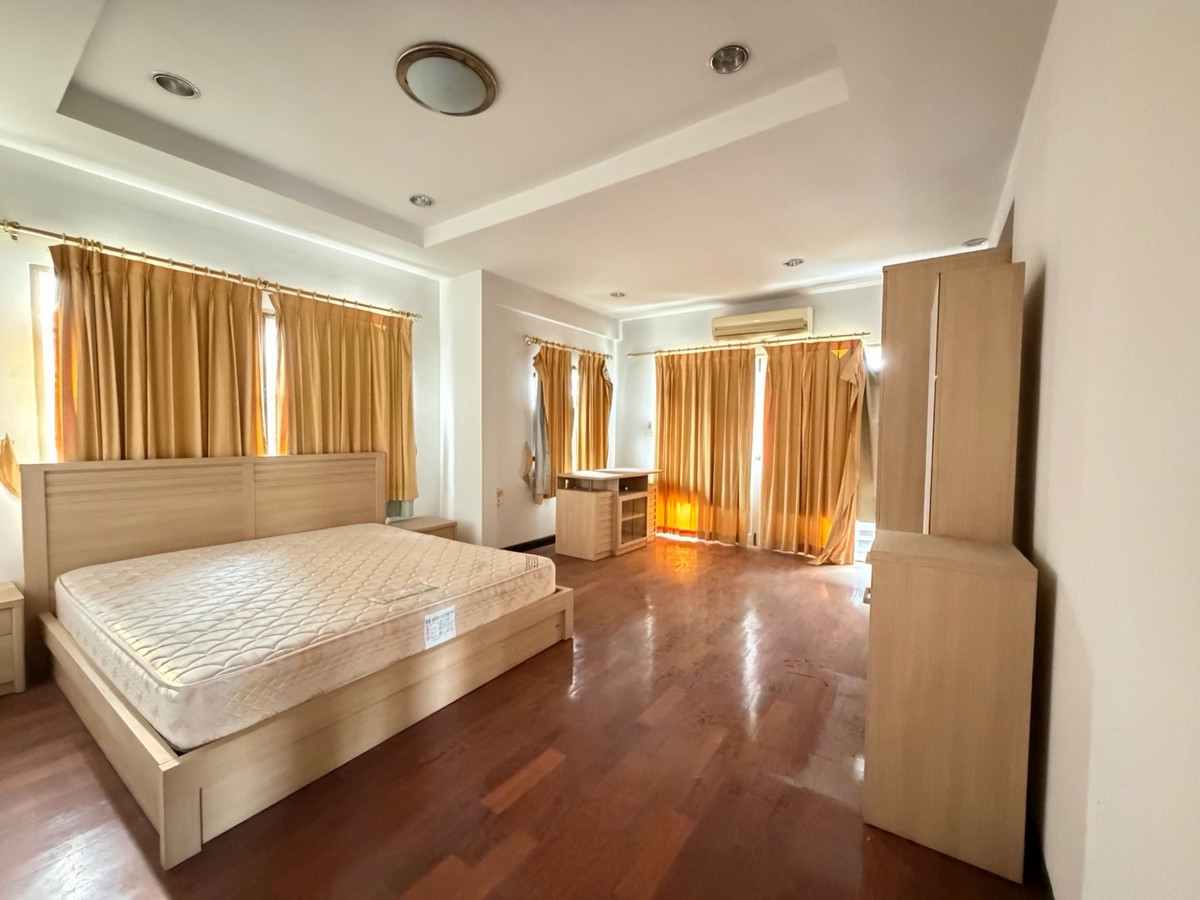 For SaleHouseSamut Prakan,Samrong : Ladawan Srinakarin Large detached house for sale The entrance is next to the main road. Next to the entrance and exit of Sri Dan Station.