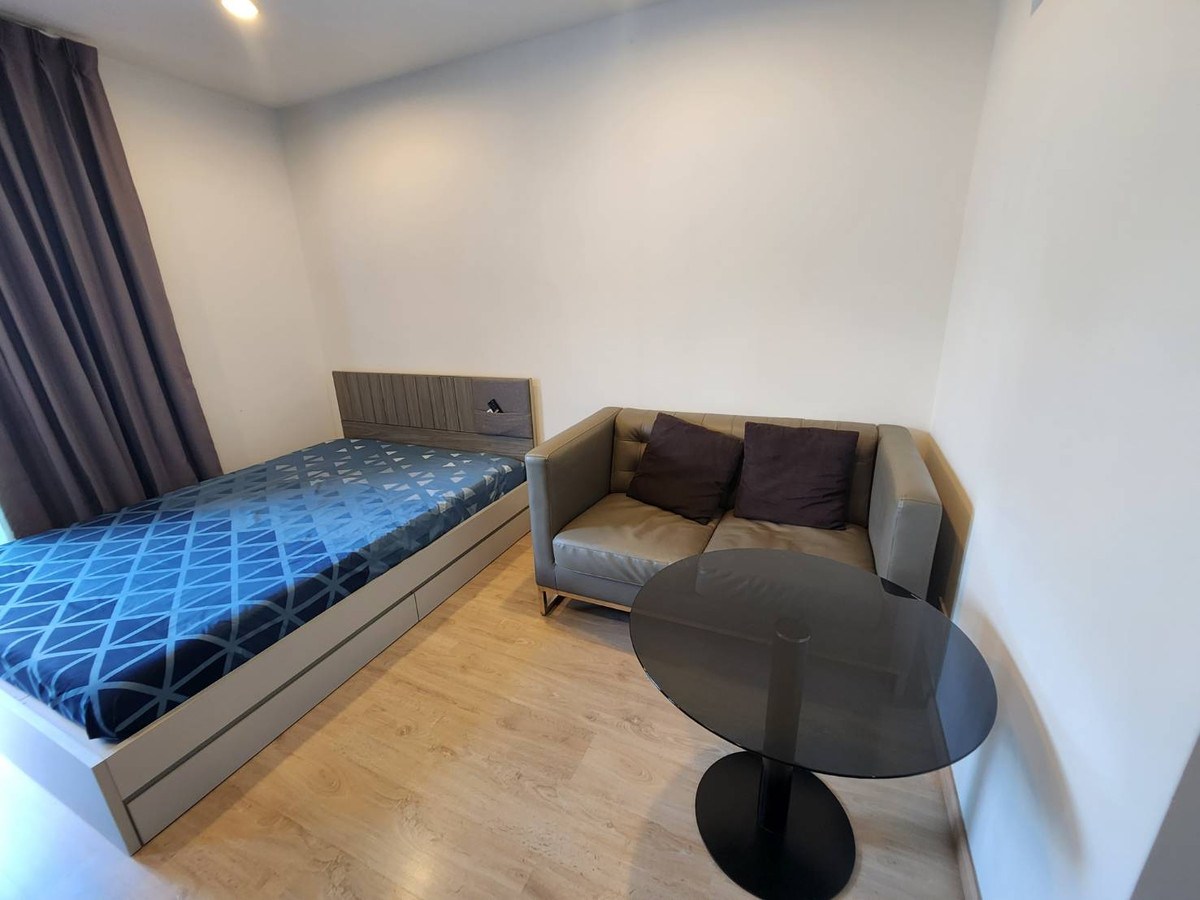 For RentCondoThaphra, Talat Phlu, Wutthakat : For rent Ideo Wutthakat (Ideo wutthakat), next to BTS Wutthakat, 110 meters, including furniture + 31 sq m., only 10,000 baht.