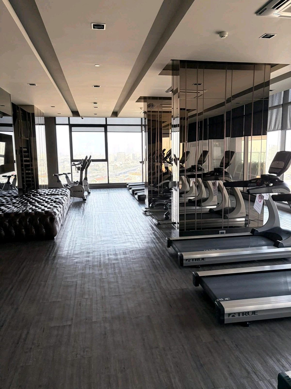 For RentCondoPinklao, Charansanitwong : ✨ High floor luxury condo The view of the Chao Phraya River is mesmerizingly beautiful and has a resort feel!