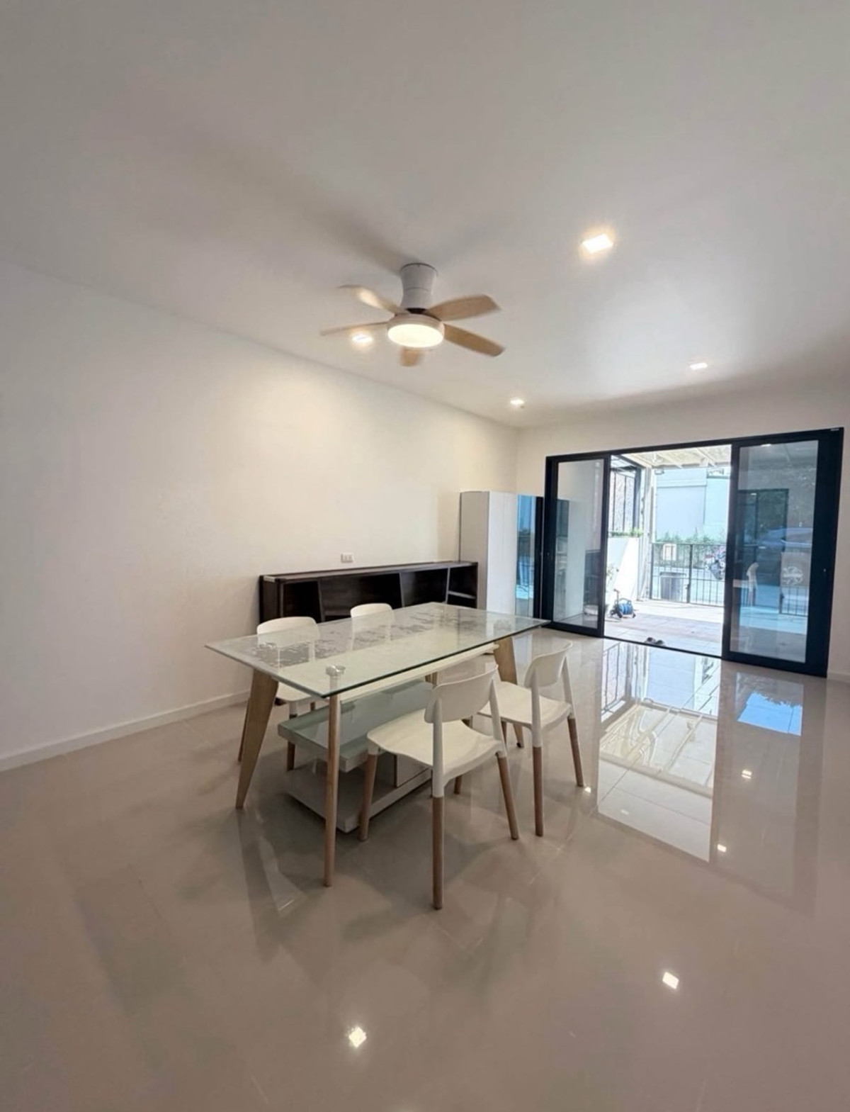 For RentHome OfficePattanakan, Srinakarin : New house for rent, Patio Srinakarin Rama 9, Patio Srinakarin - Rama 9 (Krungthep Kreetha), town home office, 3 floors, golf course view, 3 bedrooms, 3 bathrooms, price 50,000 baht, near Krungthep Kreetha golf course.