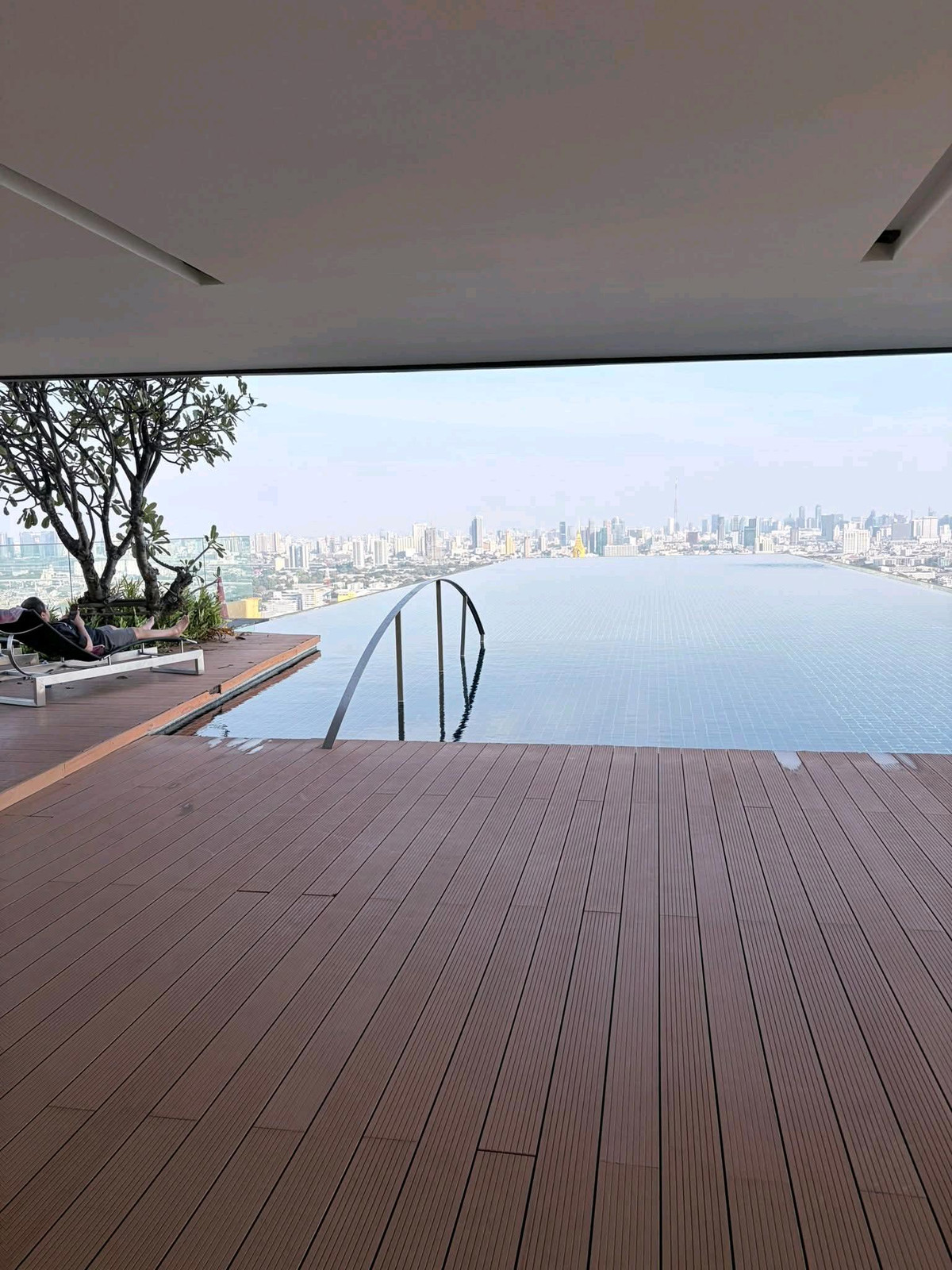 For RentCondoPinklao, Charansanitwong : ✨ High floor luxury condo The view of the Chao Phraya River is mesmerizingly beautiful and has a resort feel!