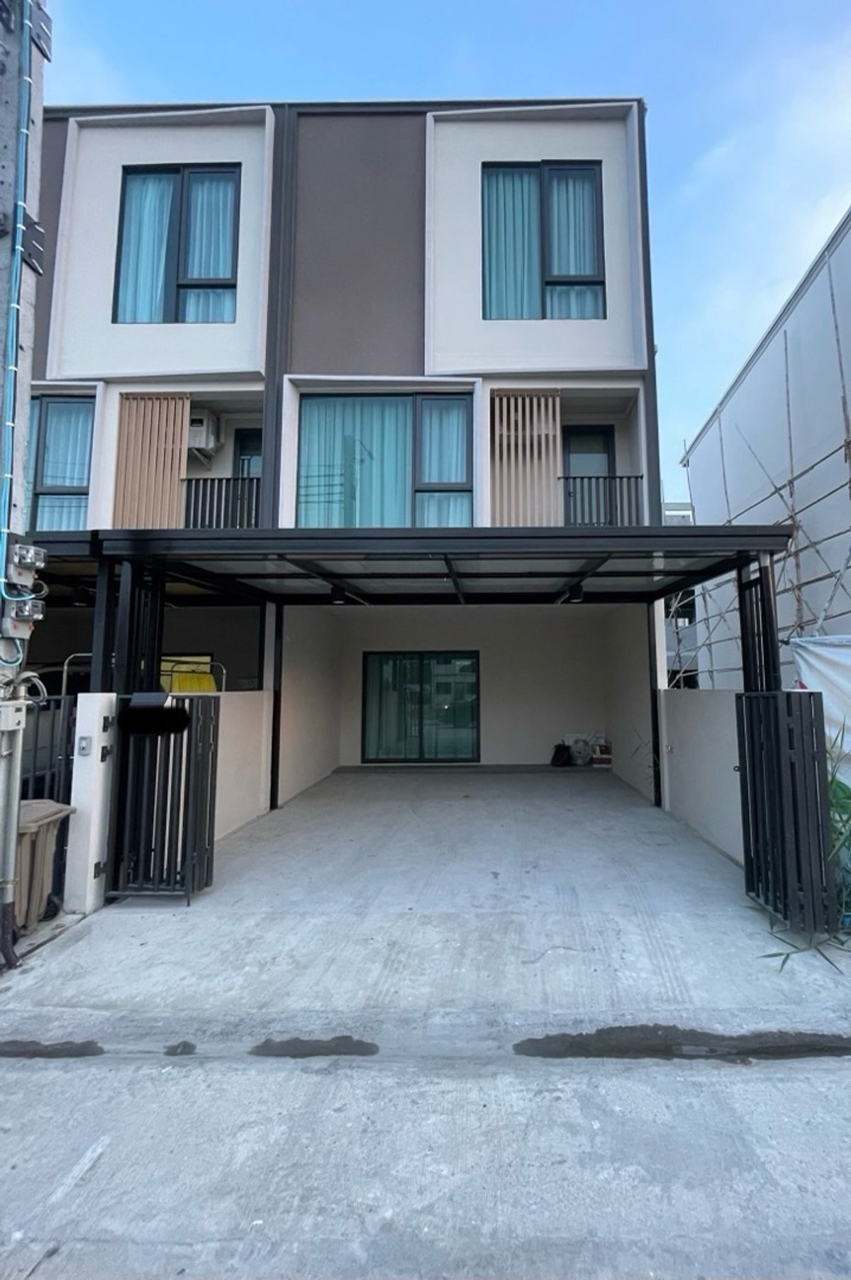 For SaleTownhomeBangna, Bearing, Lasalle : Townhome Altitude Kraf Bangna, corner house, opposite the house is a common garden. Partially decorated ✨