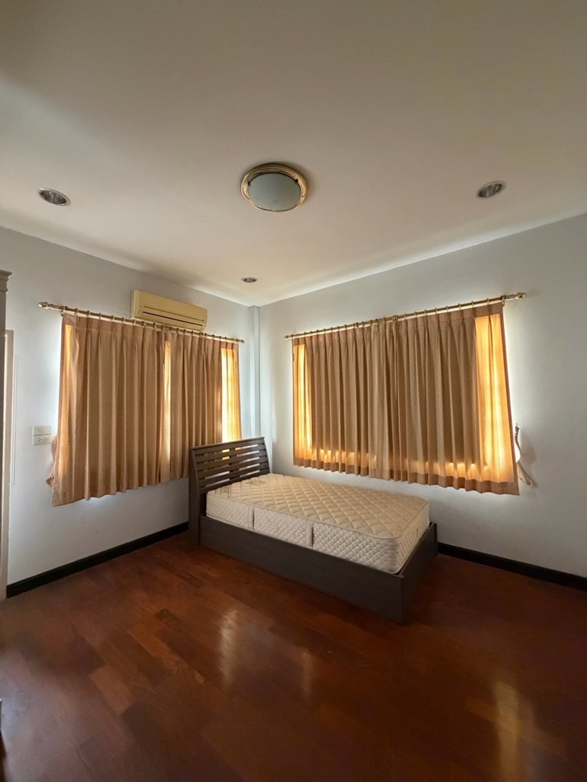 For SaleHouseSamut Prakan,Samrong : Ladawan Srinakarin Large detached house for sale The entrance is next to the main road. Next to the entrance and exit of Sri Dan Station.