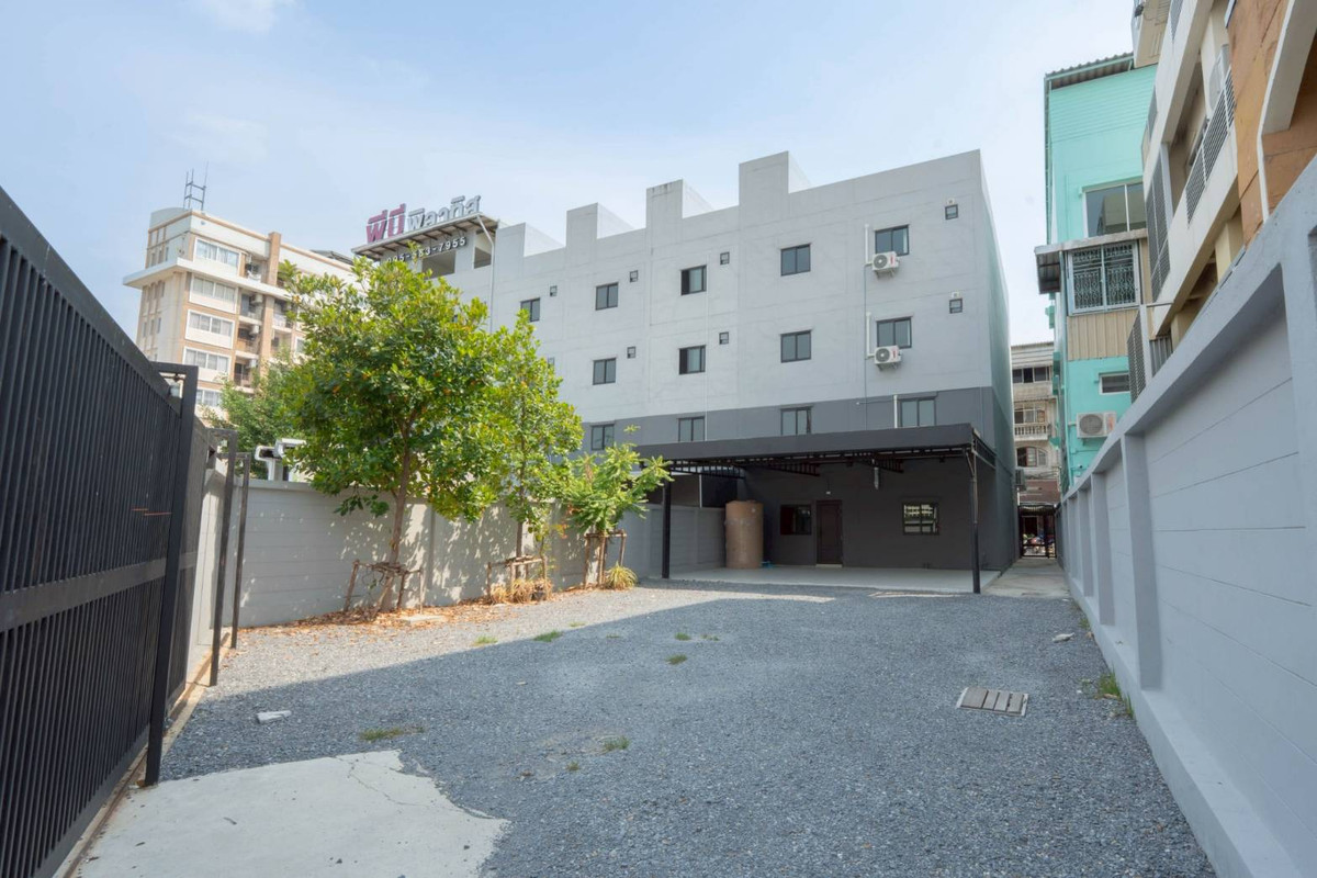 For SaleShop HouseNonthaburi, Bang Yai, Bangbuathong : CS125 Beautiful new commercial building for sale. Bang Yai Market area 🔥 Modern Luxury design, can be used in many ways.