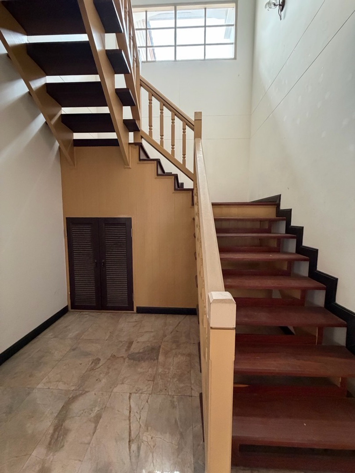 For SaleHouseSamut Prakan,Samrong : Ladawan Srinakarin Large detached house for sale The entrance is next to the main road. Next to the entrance and exit of Sri Dan Station.