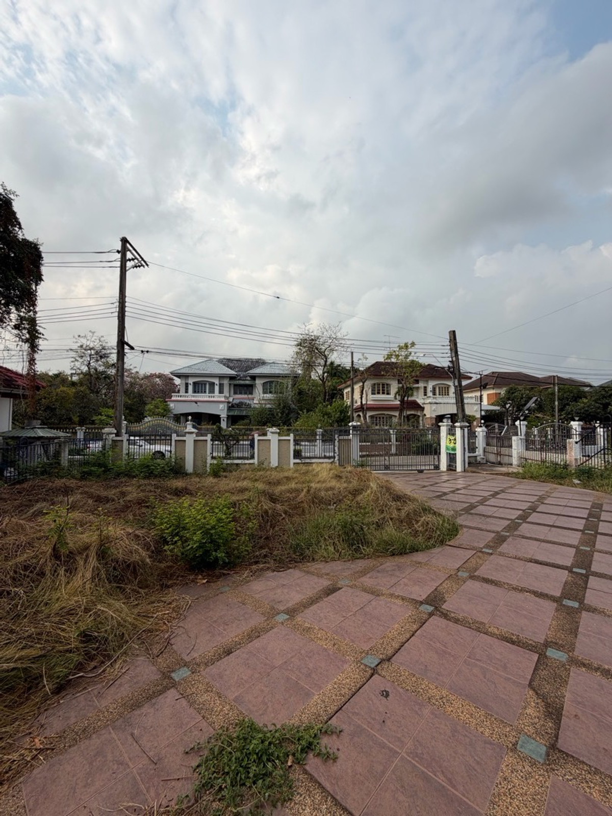 For SaleHouseSamut Prakan,Samrong : Ladawan Srinakarin Large detached house for sale The entrance is next to the main road. Next to the entrance and exit of Sri Dan Station.