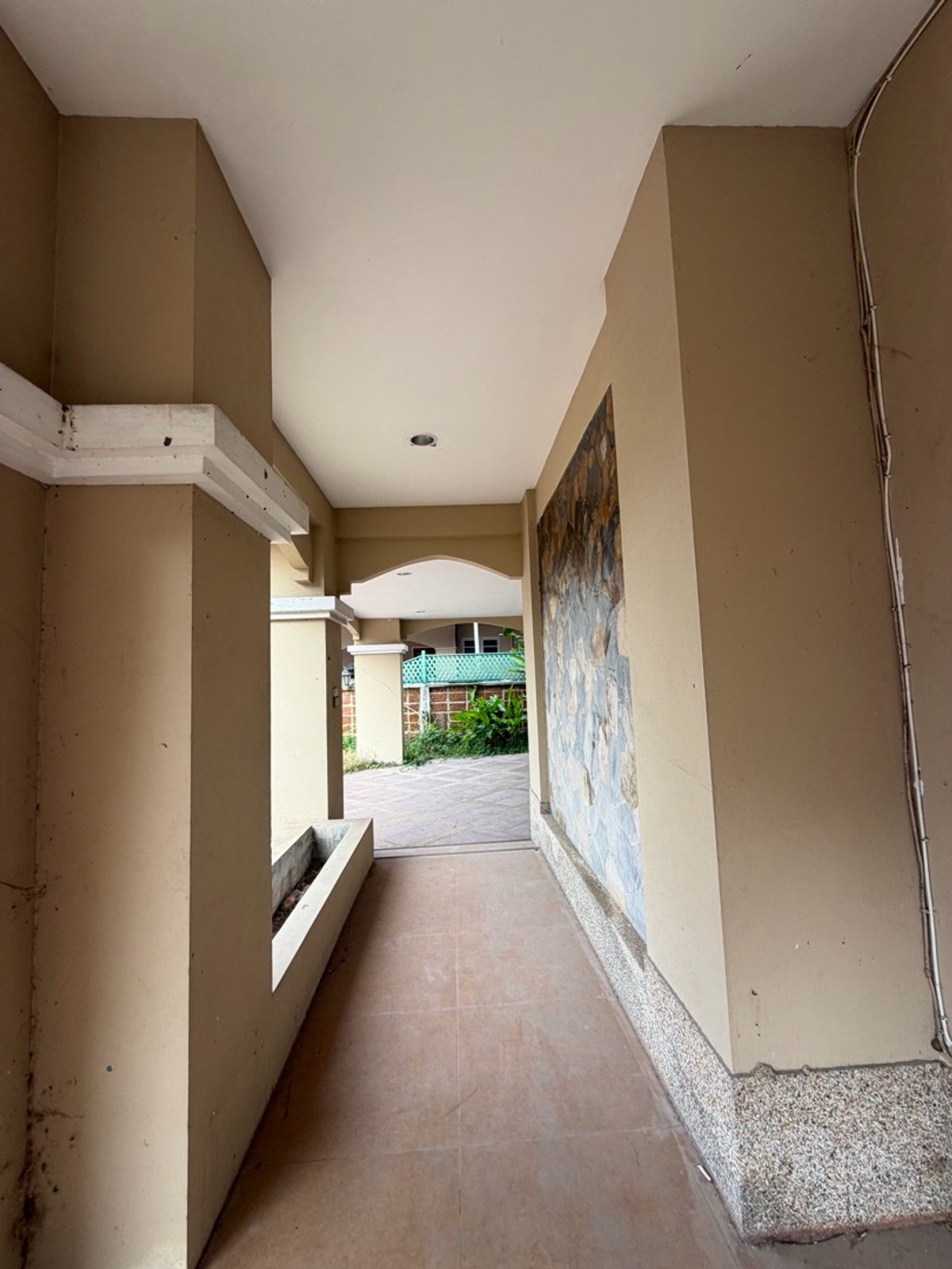 For SaleHouseSamut Prakan,Samrong : Ladawan Srinakarin Large detached house for sale The entrance is next to the main road. Next to the entrance and exit of Sri Dan Station.