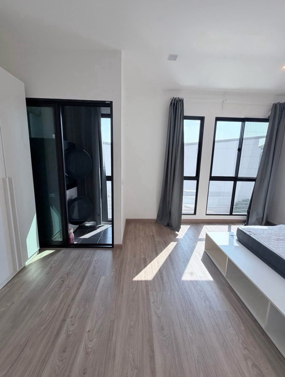 For RentHome OfficePattanakan, Srinakarin : New house for rent, Patio Srinakarin Rama 9, Patio Srinakarin - Rama 9 (Krungthep Kreetha), town home office, 3 floors, golf course view, 3 bedrooms, 3 bathrooms, price 50,000 baht, near Krungthep Kreetha golf course.