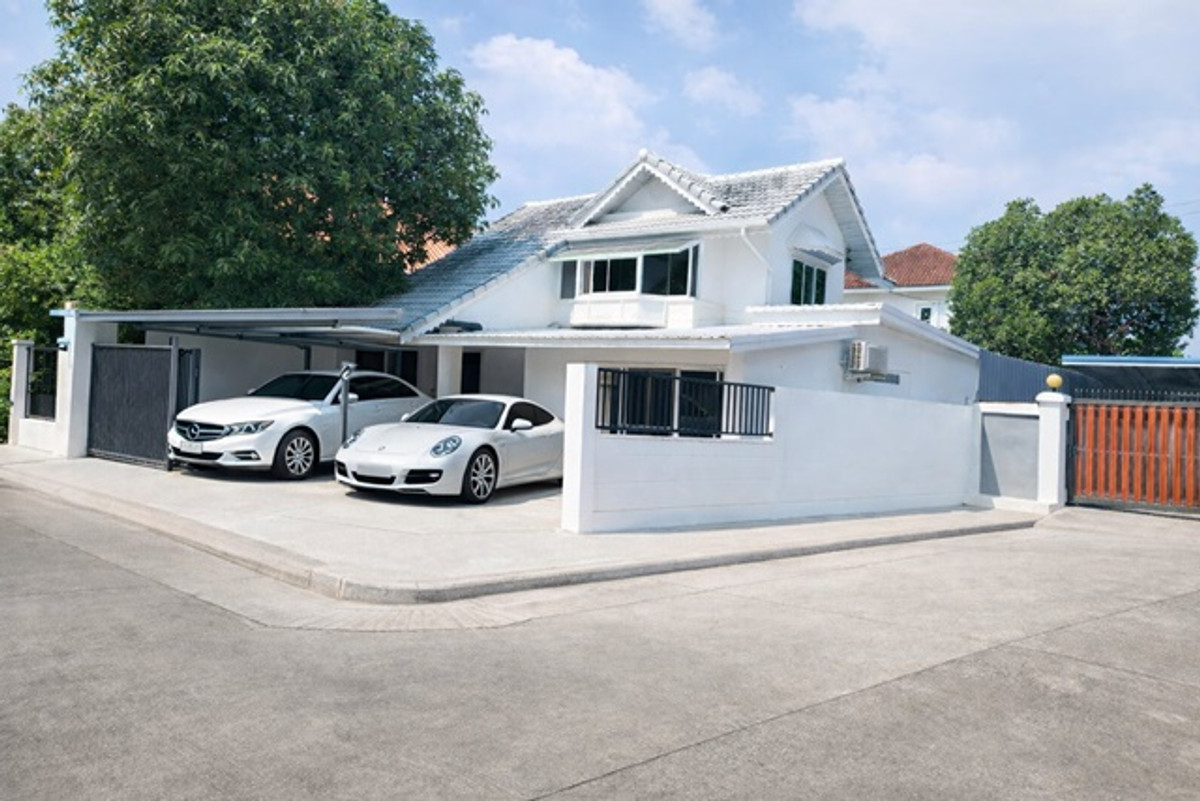 ให้เช่าบ้านมีนบุรี-ร่มเกล้า : รายล้อมโรงพยาบาลเกษมราษฏร์ ทะเลสาบ 65ตร.วา 265 ตร.ม. ให้เช่าบ้านเดี่ยว 2 ชั้น หัวมุม 3-4นอน 3น้ำ ใกล้ MRT สัมมากร 1กม.