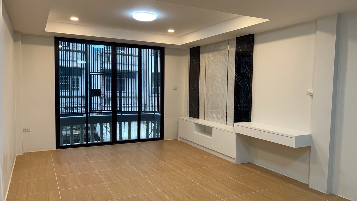 ให้เช่าทาวน์โฮมปิ่นเกล้า จรัญสนิทวงศ์ : บ้านสวยให้เช่าอาคารพาณิชย์ / โฮมออฟฟิศ 4.5 ชั้น
📍 ซอยบรมราชชนนี 53 ตลิ่งชัน
💰 ราคา 30,000 บาท / เดือน