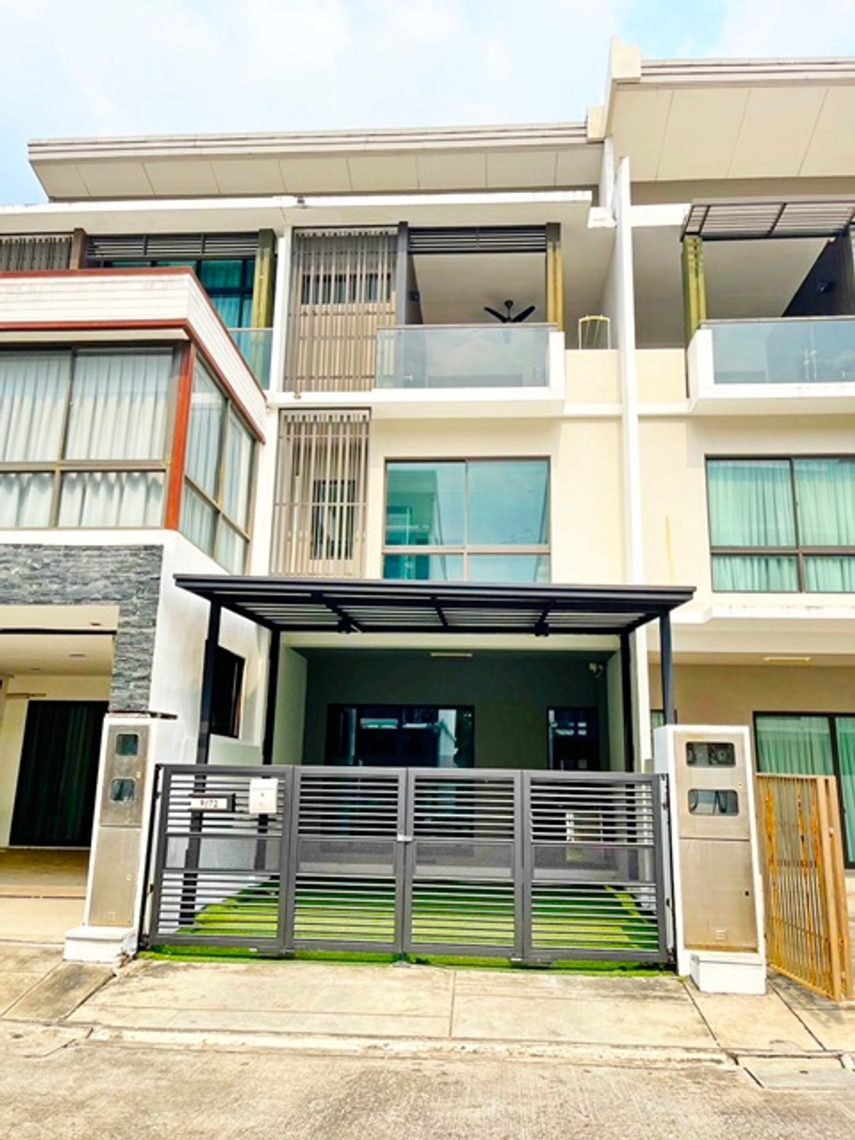 For RentTownhomeKaset Nawamin,Ladplakao : Central EastVille 900m. MRT Ladprao83 2.8km. this 3 story townhouse offers 3beds 4baths close to The