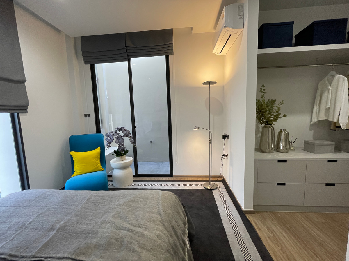 ขายทาวน์โฮมลาดพร้าว101 แฮปปี้แลนด์ : ขาย THER ลาดพร้าว 93 ทาวน์โฮม Luxury 3.5 ชั้น ใกล้รถไฟฟ้าเพียง 650 ม. โดดเด่น ฟังก์ชันครบ พร้อม Double Volume สูงโปร่ง และส่วนกลางระดับโรงแรม 5 ดาว