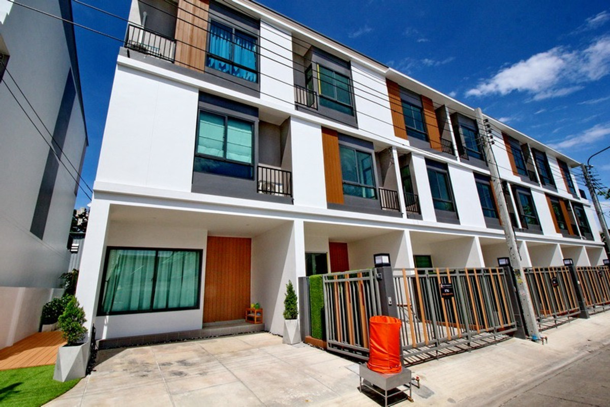 ขายทาวน์โฮมโชคชัย4 ลาดพร้าว71 : โชคชัย 4 ซอย 20 แยก 4 / 3 (ขาย), Chokchai 4 Soi 20 Yaek 4 / 3 Bedrooms (FOR SALE) TPM322