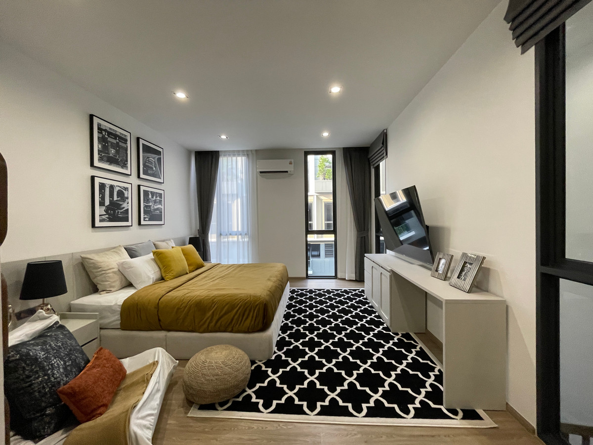 ขายทาวน์โฮมลาดพร้าว101 แฮปปี้แลนด์ : ขาย THER ลาดพร้าว 93 ทาวน์โฮม Luxury 3.5 ชั้น ใกล้รถไฟฟ้าเพียง 650 ม. โดดเด่น ฟังก์ชันครบ พร้อม Double Volume สูงโปร่ง และส่วนกลางระดับโรงแรม 5 ดาว