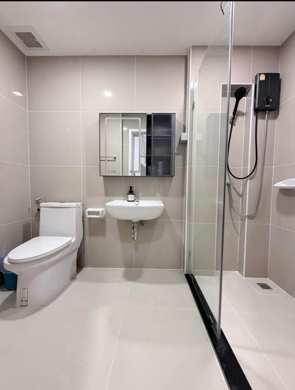 For RentHome OfficePattanakan, Srinakarin : New house for rent, Patio Srinakarin Rama 9, Patio Srinakarin - Rama 9 (Krungthep Kreetha), town home office, 3 floors, golf course view, 3 bedrooms, 3 bathrooms, price 50,000 baht, near Krungthep Kreetha golf course.