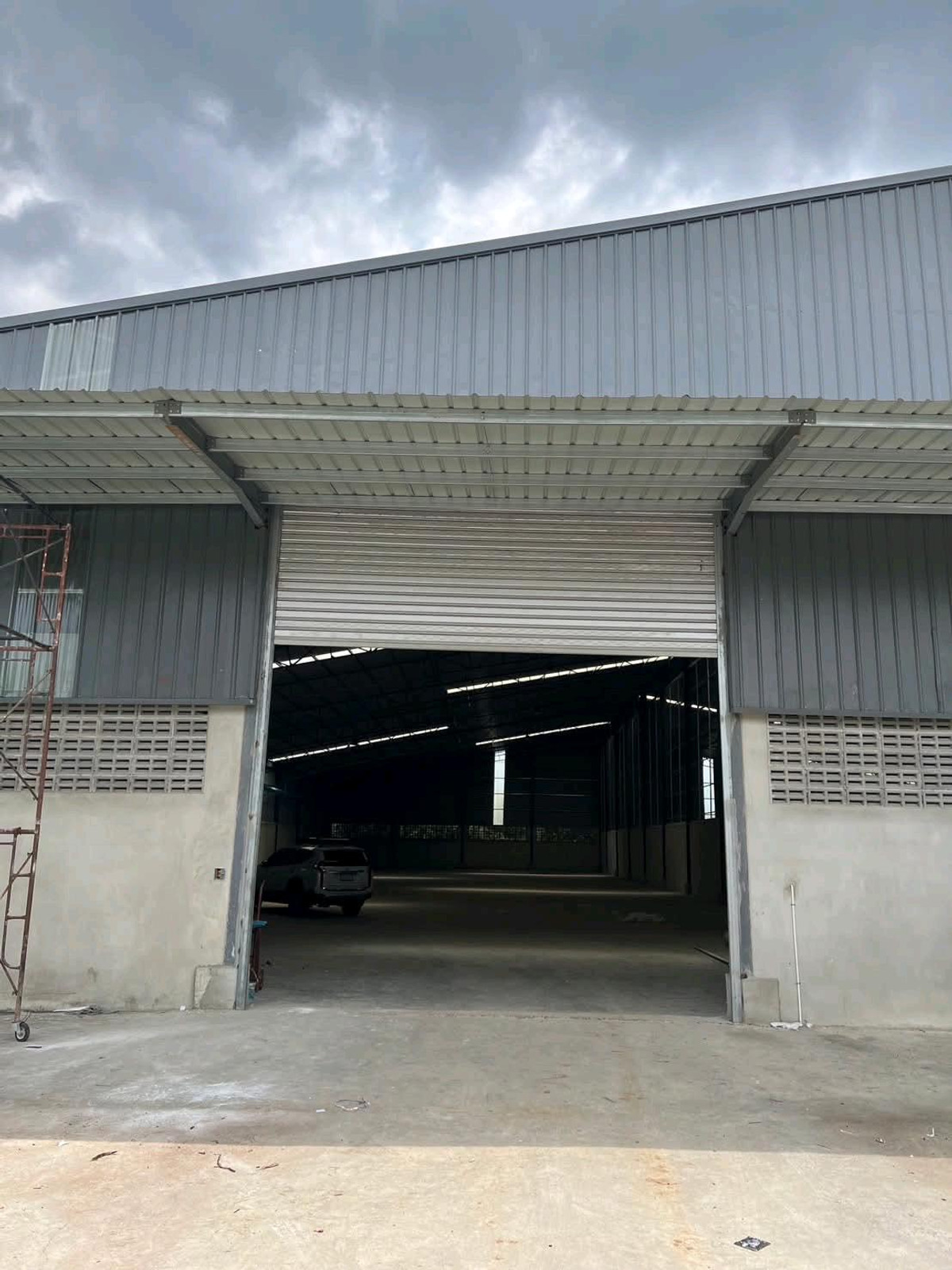 ให้เช่าโกดังพระราม 5 ราชพฤกษ์ บางกรวย : 📦 ให้เช่าโกดังมาตรฐานอุตสาหกรรม | บางกรวย นนทบุรี
พื้นที่ขนาดใหญ่ รองรับธุรกิจโลจิสติกส์ คลังสินค้า และโรงงานเบา