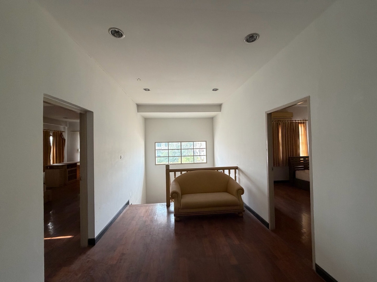 For SaleHouseSamut Prakan,Samrong : Ladawan Srinakarin Large detached house for sale The entrance is next to the main road. Next to the entrance and exit of Sri Dan Station.