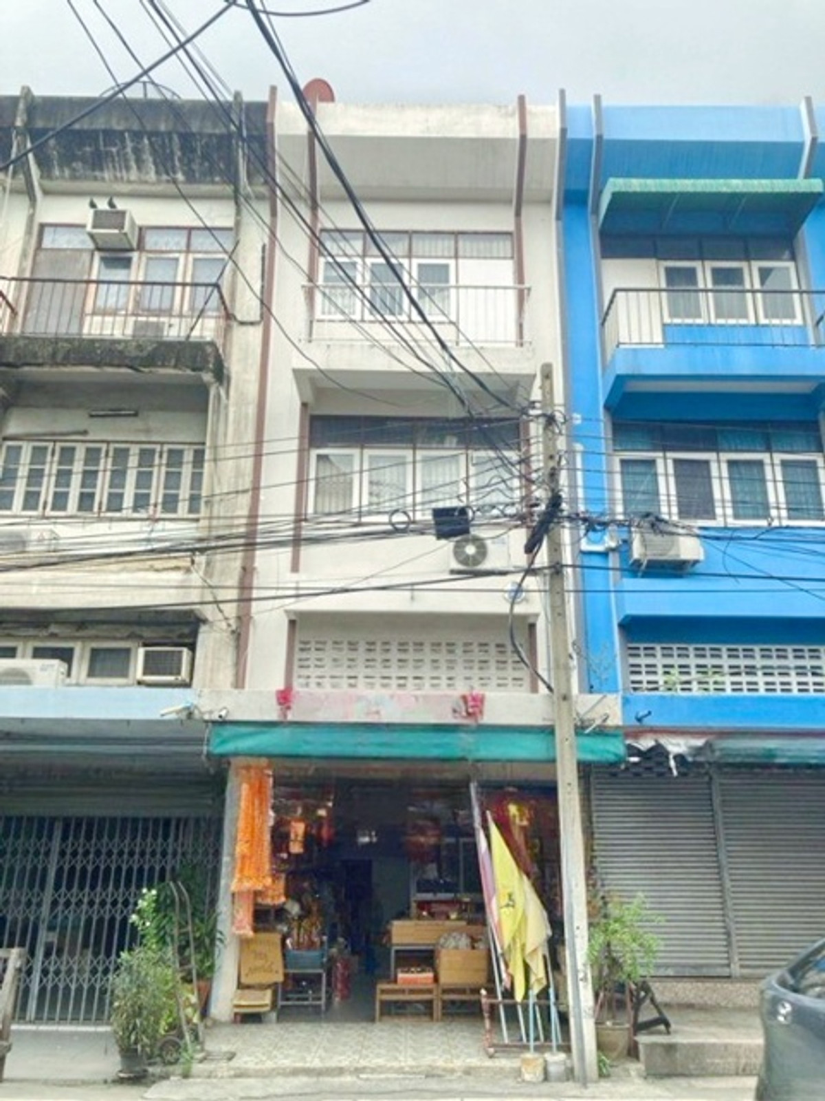 For RentShop HouseBangna, Bearing, Lasalle : Imperial World Samrong 200m. For rent or sale 3 story shophouse BTS Samrong 550m with 1 bedroom and