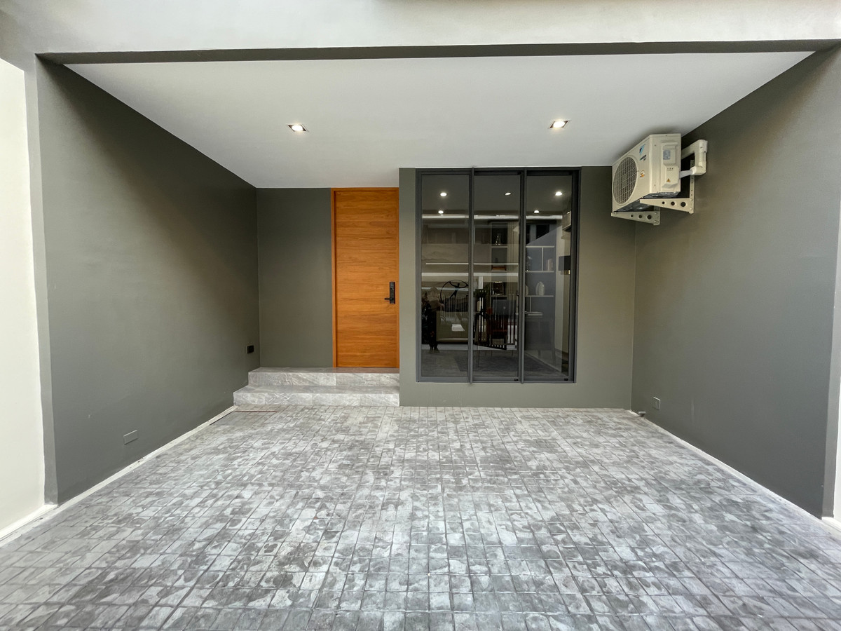 ขายทาวน์โฮมลาดพร้าว101 แฮปปี้แลนด์ : ขาย THER ลาดพร้าว 93 ทาวน์โฮม Luxury 3.5 ชั้น ใกล้รถไฟฟ้าเพียง 650 ม. โดดเด่น ฟังก์ชันครบ พร้อม Double Volume สูงโปร่ง และส่วนกลางระดับโรงแรม 5 ดาว