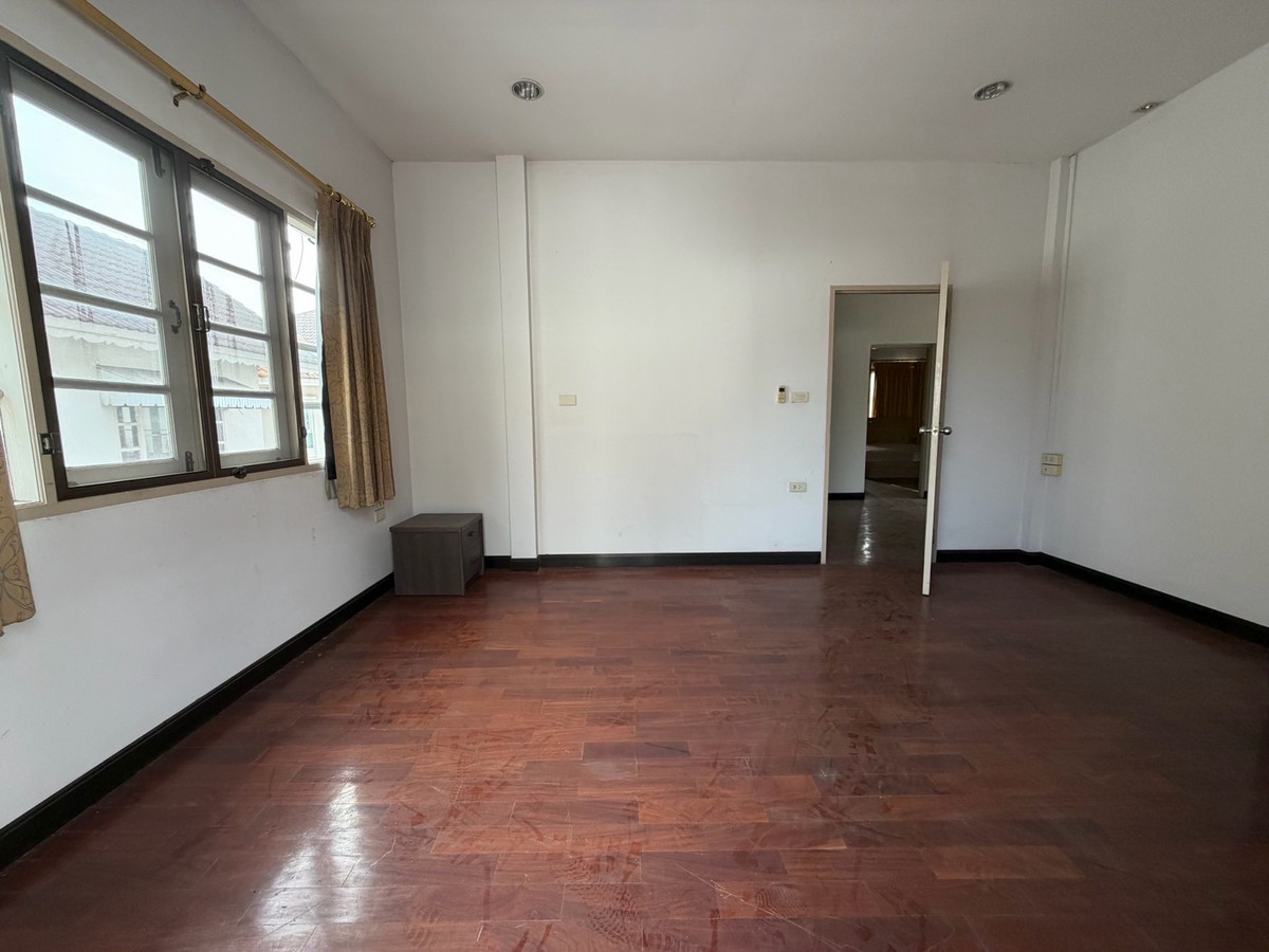 For SaleHouseSamut Prakan,Samrong : Ladawan Srinakarin Large detached house for sale The entrance is next to the main road. Next to the entrance and exit of Sri Dan Station.