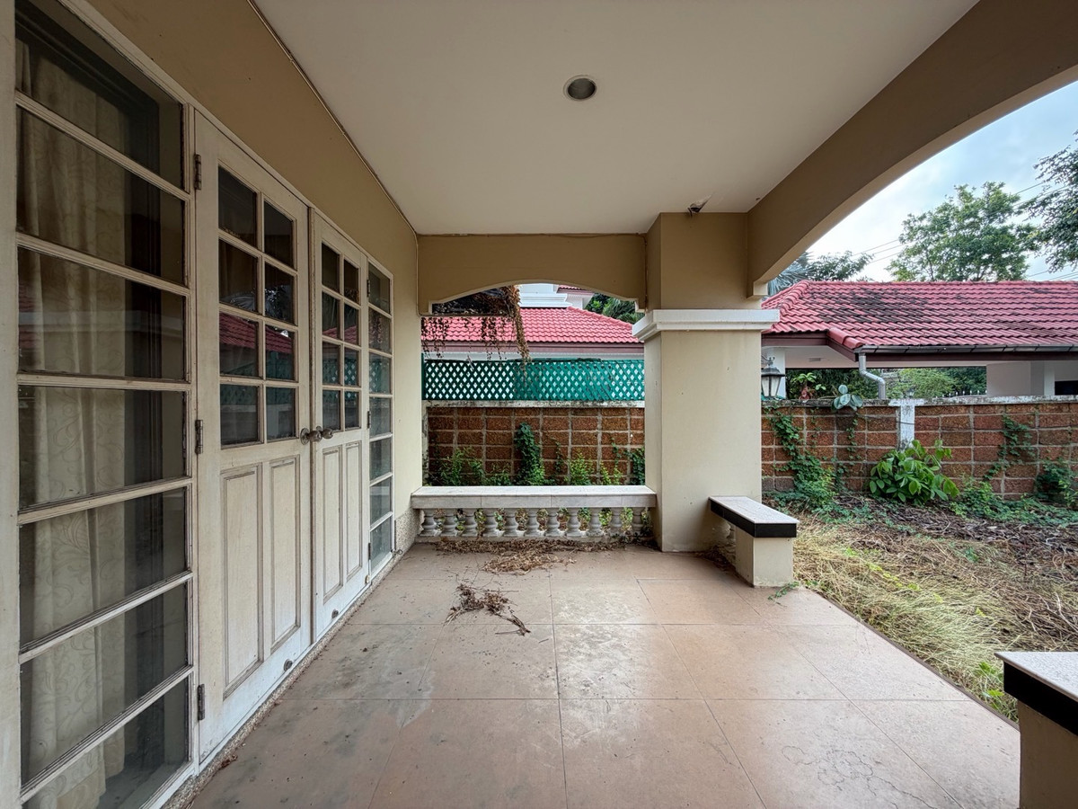 For SaleHouseSamut Prakan,Samrong : Ladawan Srinakarin Large detached house for sale The entrance is next to the main road. Next to the entrance and exit of Sri Dan Station.