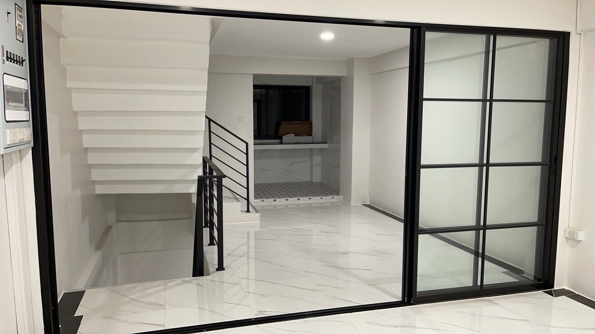 ให้เช่าทาวน์โฮมปิ่นเกล้า จรัญสนิทวงศ์ : บ้านสวยให้เช่าอาคารพาณิชย์ / โฮมออฟฟิศ 4.5 ชั้น
📍 ซอยบรมราชชนนี 53 ตลิ่งชัน
💰 ราคา 30,000 บาท / เดือน