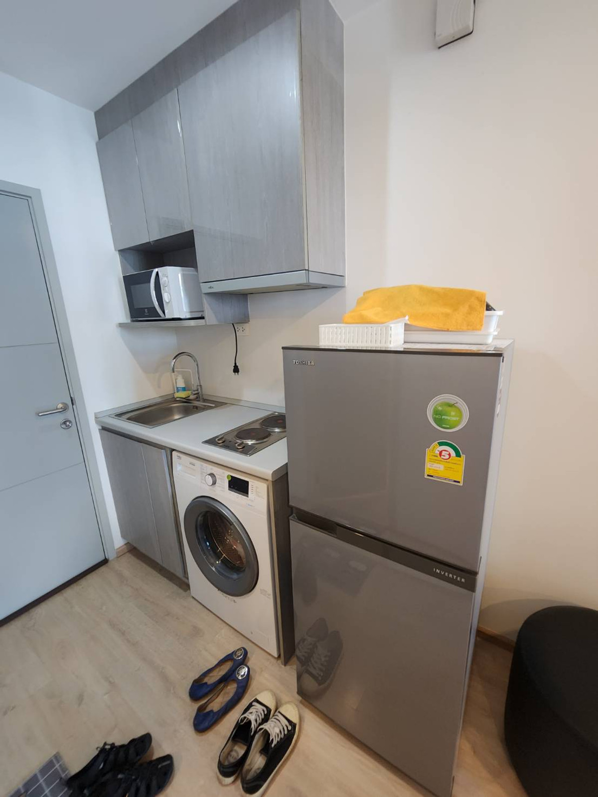 For RentCondoThaphra, Talat Phlu, Wutthakat : For rent Ideo Wutthakat (Ideo wutthakat), next to BTS Wutthakat, 110 meters, including furniture + 31 sq m., only 10,000 baht.