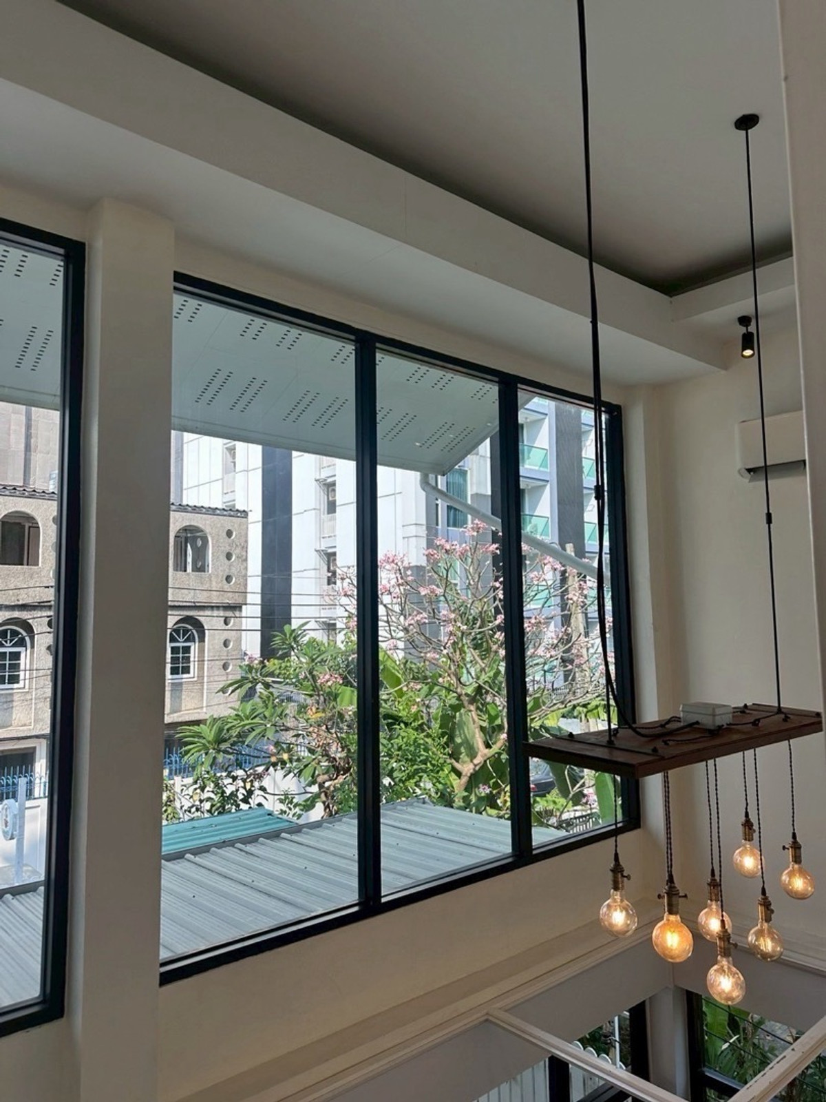 For RentShop HouseSukhumvit, Asoke, Thonglor : Cafe-Style 2-Storey Commercial Building for Rent in Ekkamai Near Sukhumvit Road, 200 sq.m.