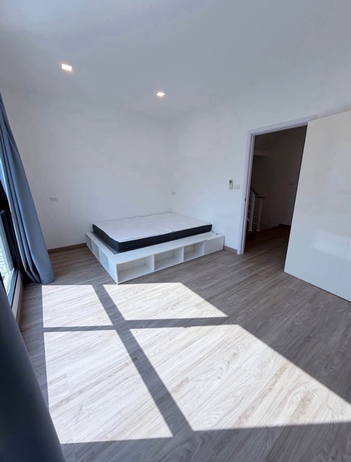 For RentHome OfficePattanakan, Srinakarin : New house for rent, Patio Srinakarin Rama 9, Patio Srinakarin - Rama 9 (Krungthep Kreetha), town home office, 3 floors, golf course view, 3 bedrooms, 3 bathrooms, price 50,000 baht, near Krungthep Kreetha golf course.