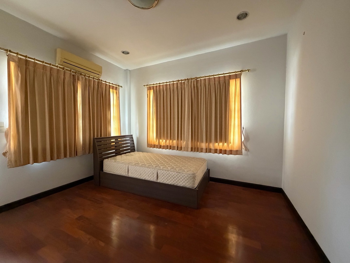 For SaleHouseSamut Prakan,Samrong : Ladawan Srinakarin Large detached house for sale The entrance is next to the main road. Next to the entrance and exit of Sri Dan Station.