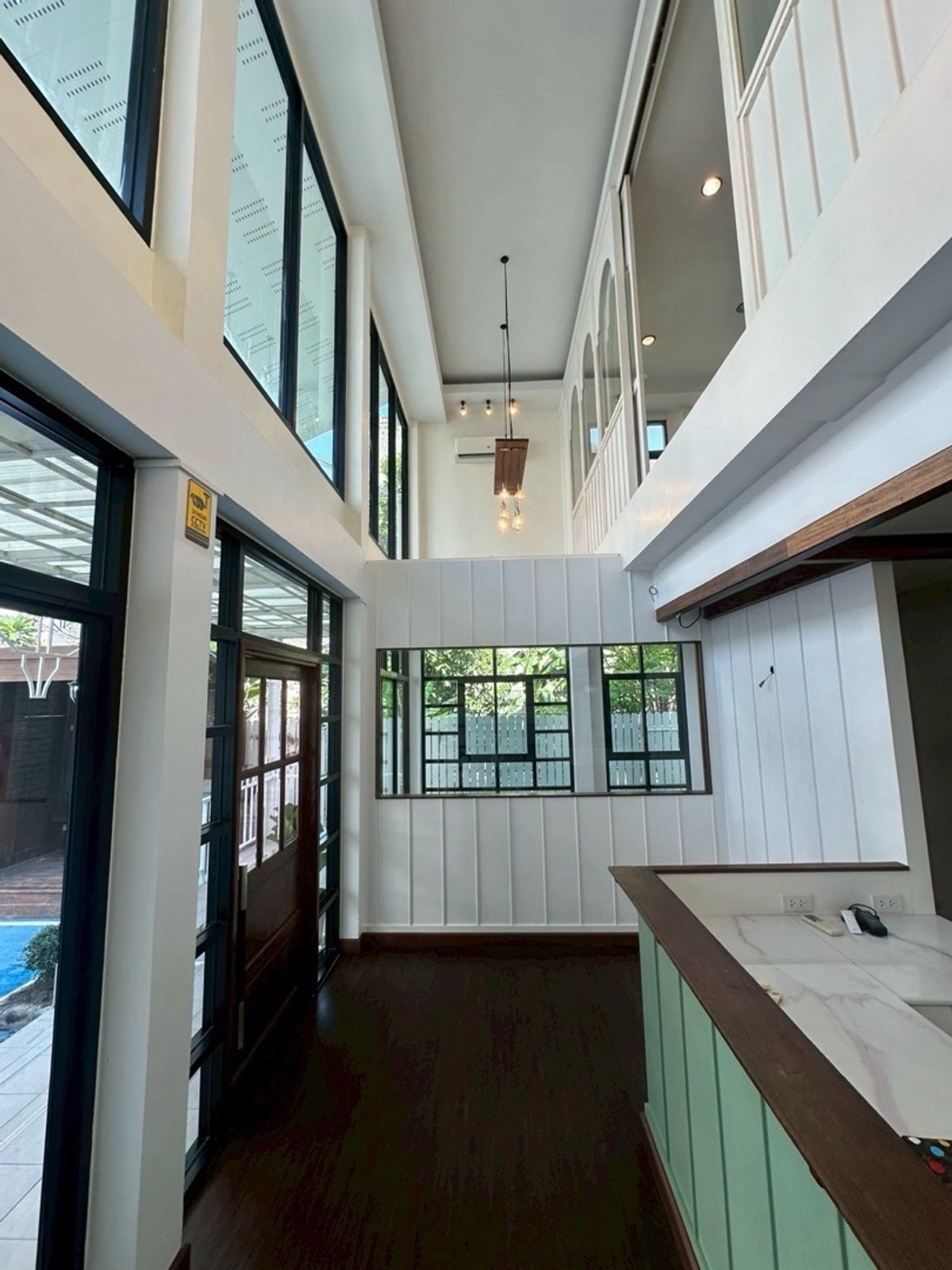 For RentShop HouseSukhumvit, Asoke, Thonglor : Cafe-Style 2-Storey Commercial Building for Rent in Ekkamai Near Sukhumvit Road, 200 sq.m.